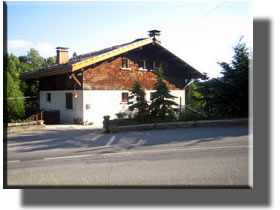 la location est un appartement de 3 pi�ces situ� au premier �tage de chalet St-Olivier